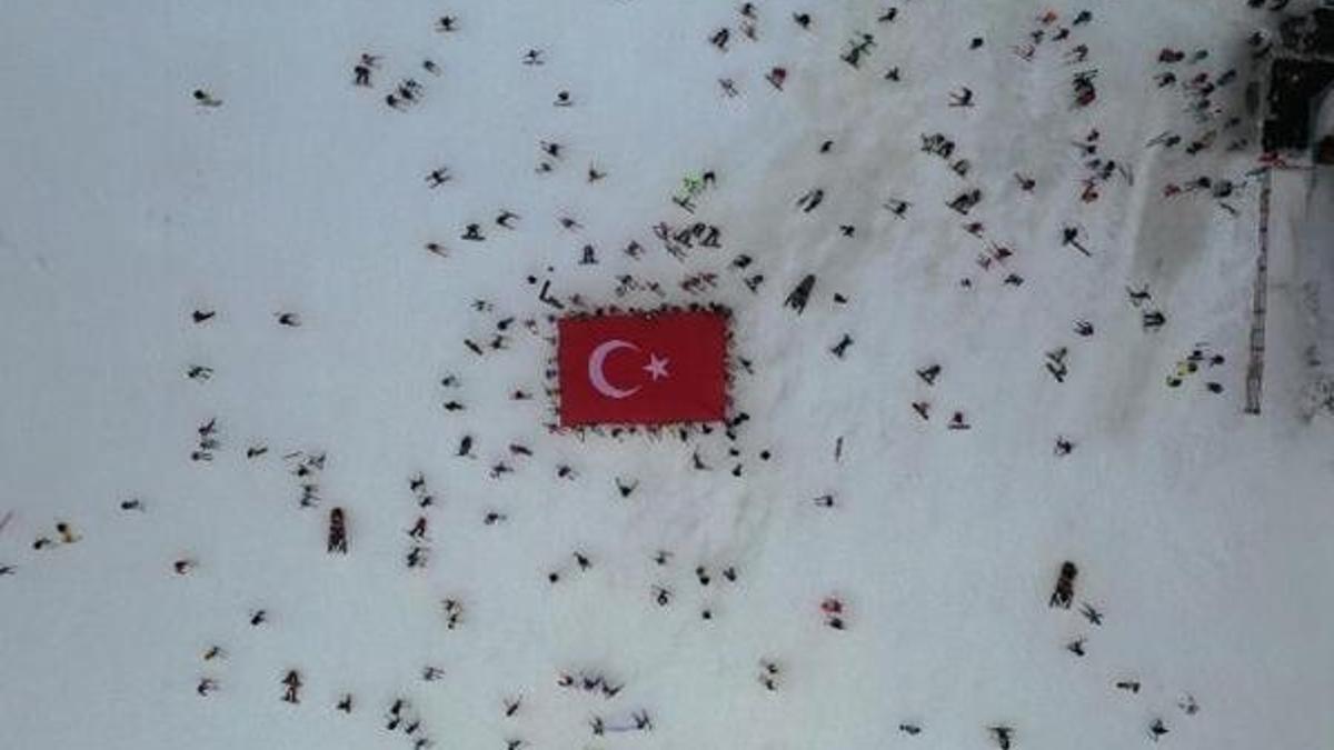 İdlib şehitleri Erciyes'te Türk bayraklarıyla yapılan kayakla anıldı