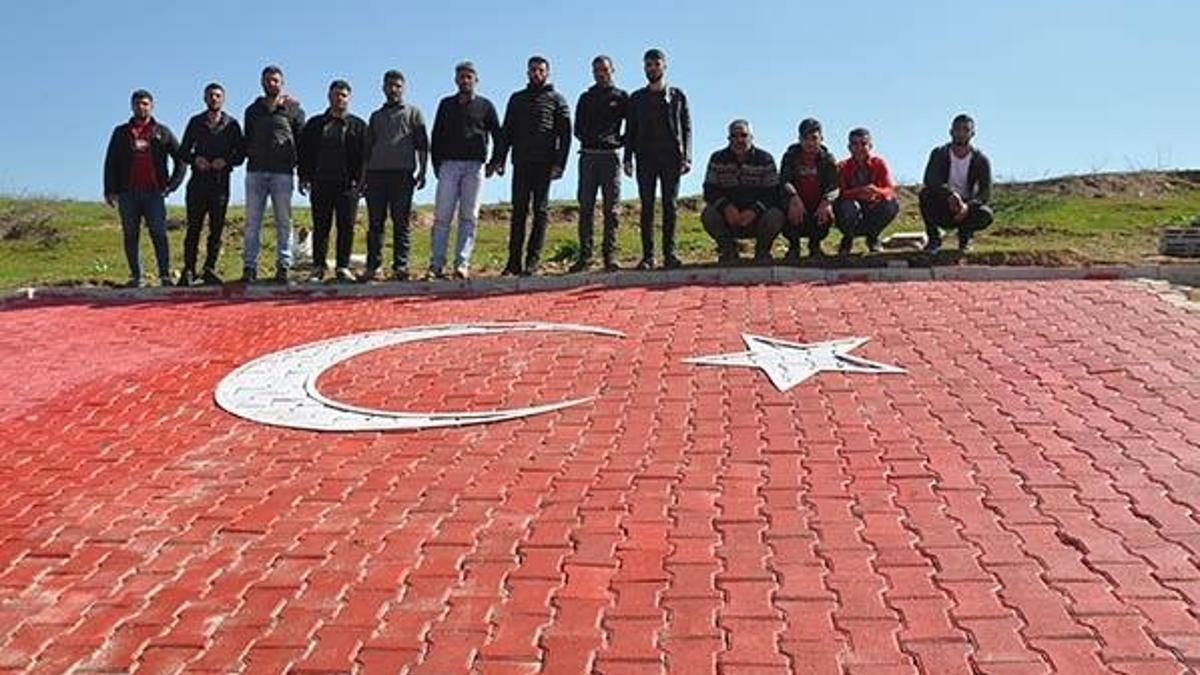 Suriye sınırındaki tepeye, parke taşından dev Türk bayrağı