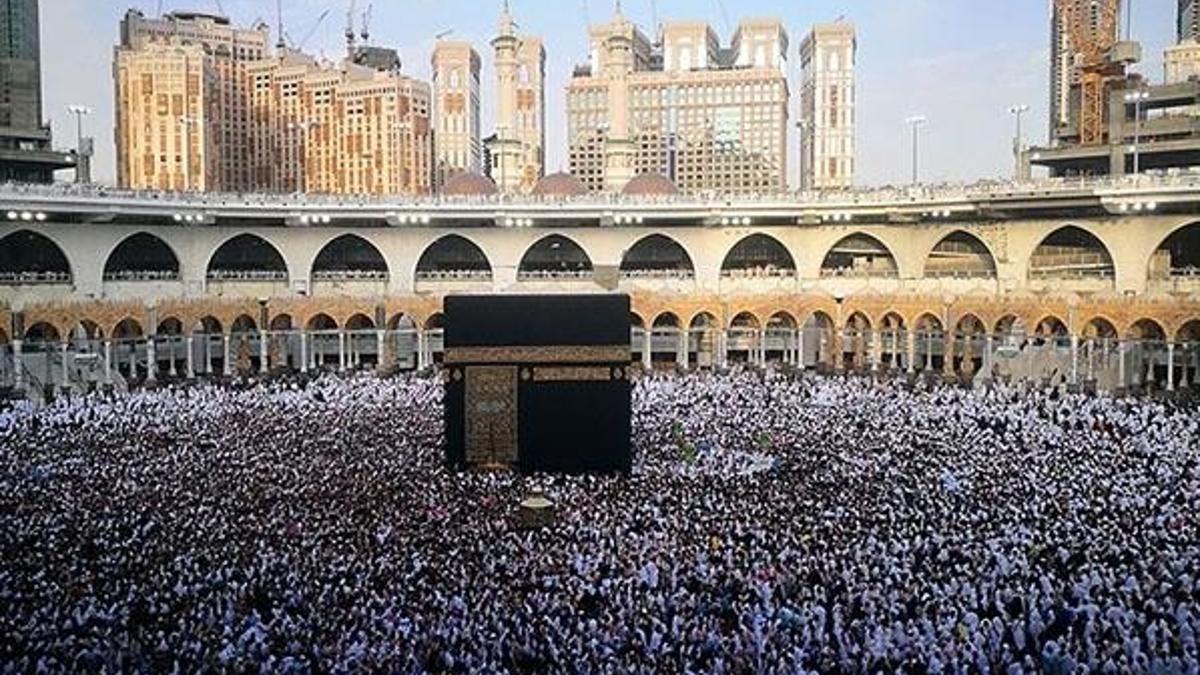 Suudi Arabistan koronavirüs nedeniyle ülke içindekilerin de umre ziyaretlerini askıya aldı