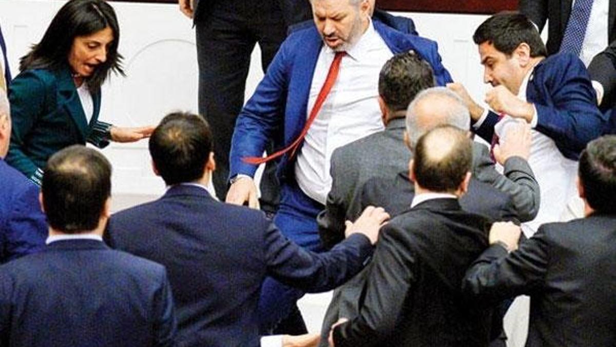 Meclis'te Özkoç kavgası! Yumruklar ve tekmeler havada uçuştu