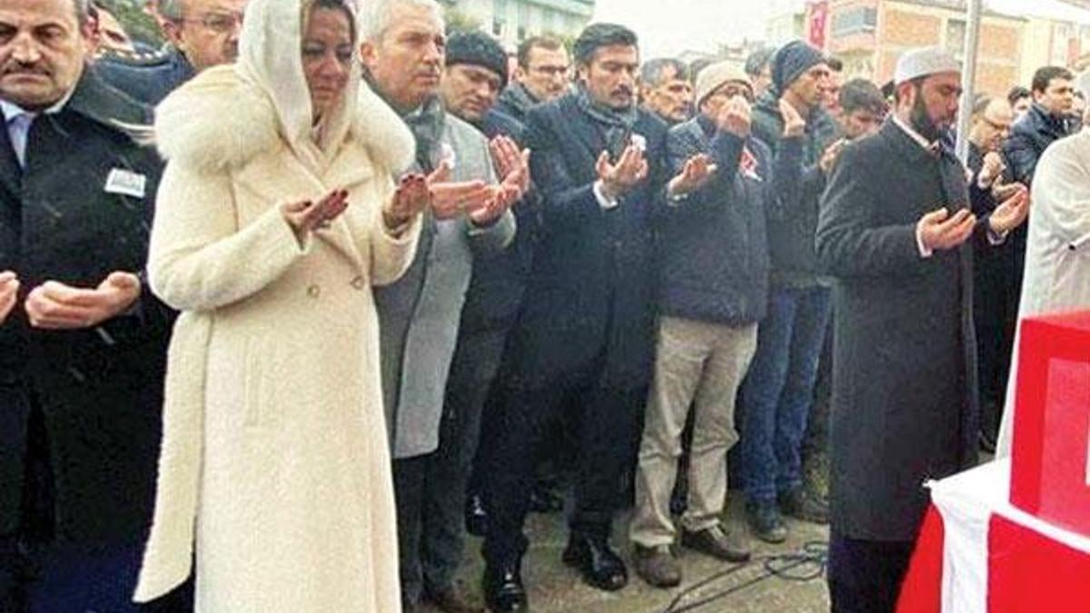 Aylin Cesur’dan geciken yanıt: Namaz bitti sandım