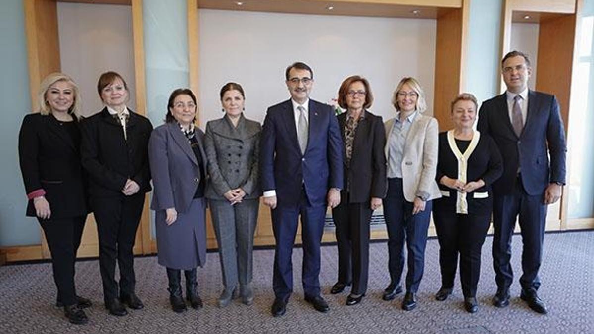 Bakan Dönmez ’Türkiye’ye Enerji Veren Kadınlar’ jürisiyle bir araya geldi