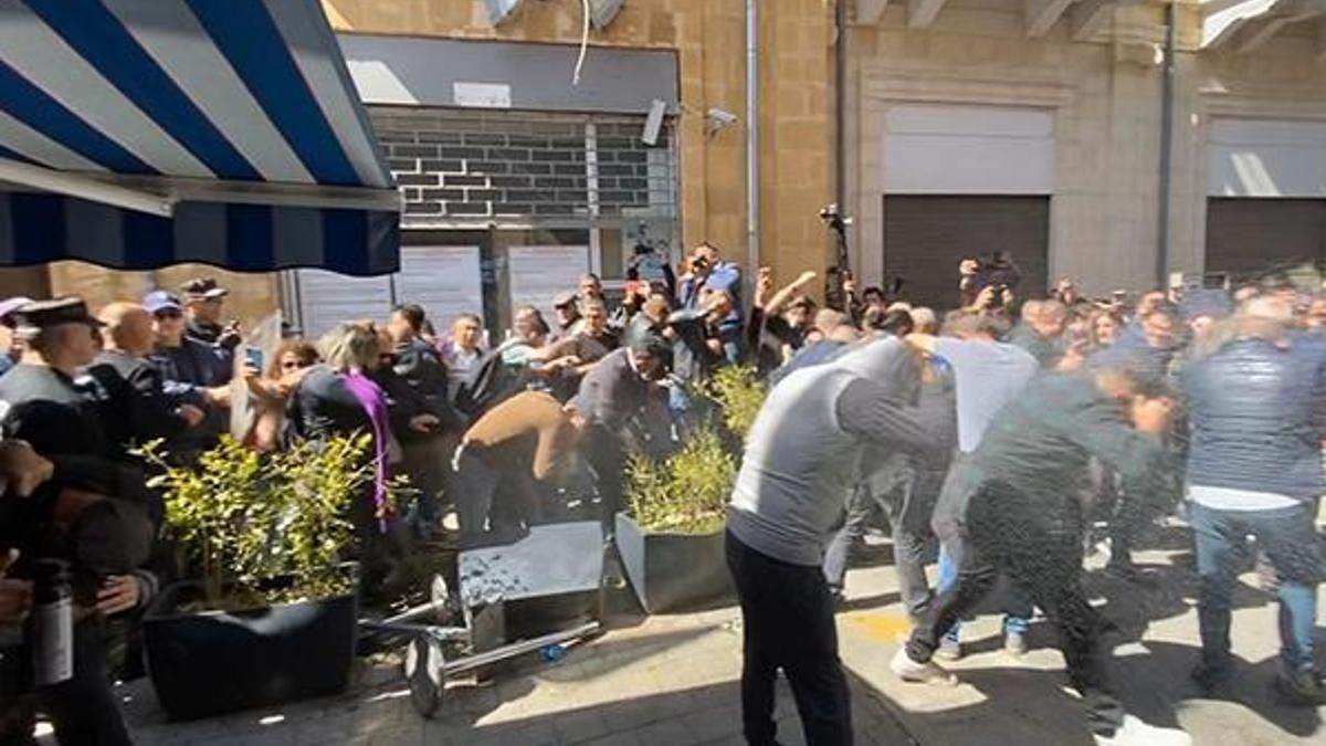 Kıbrıs'ta sınır kapılarının kapatılmasına yönelik eylemde olaylar çıktı