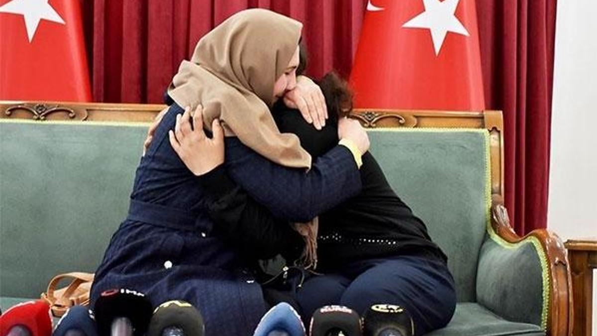 Diyarbakır annelerinden Dalmış 6 yıllık özlemin ardından evladına kavuştu