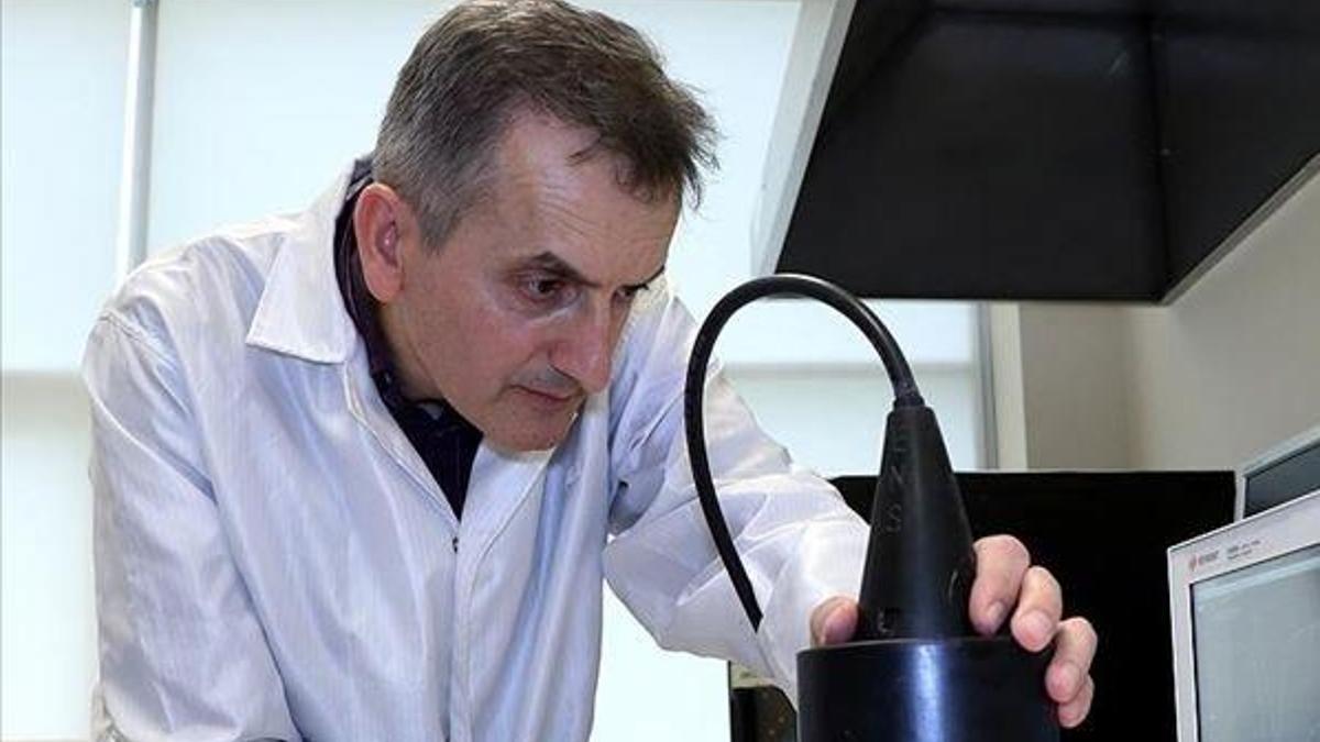 Acil durumlarda denizaltının konumunu belirten cihaz üretti