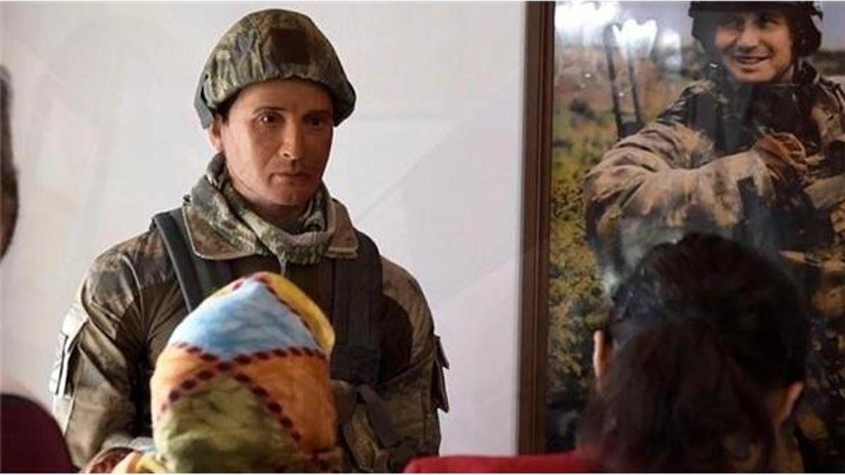 Şehidin balmumu heykeli annesine hediye edildi