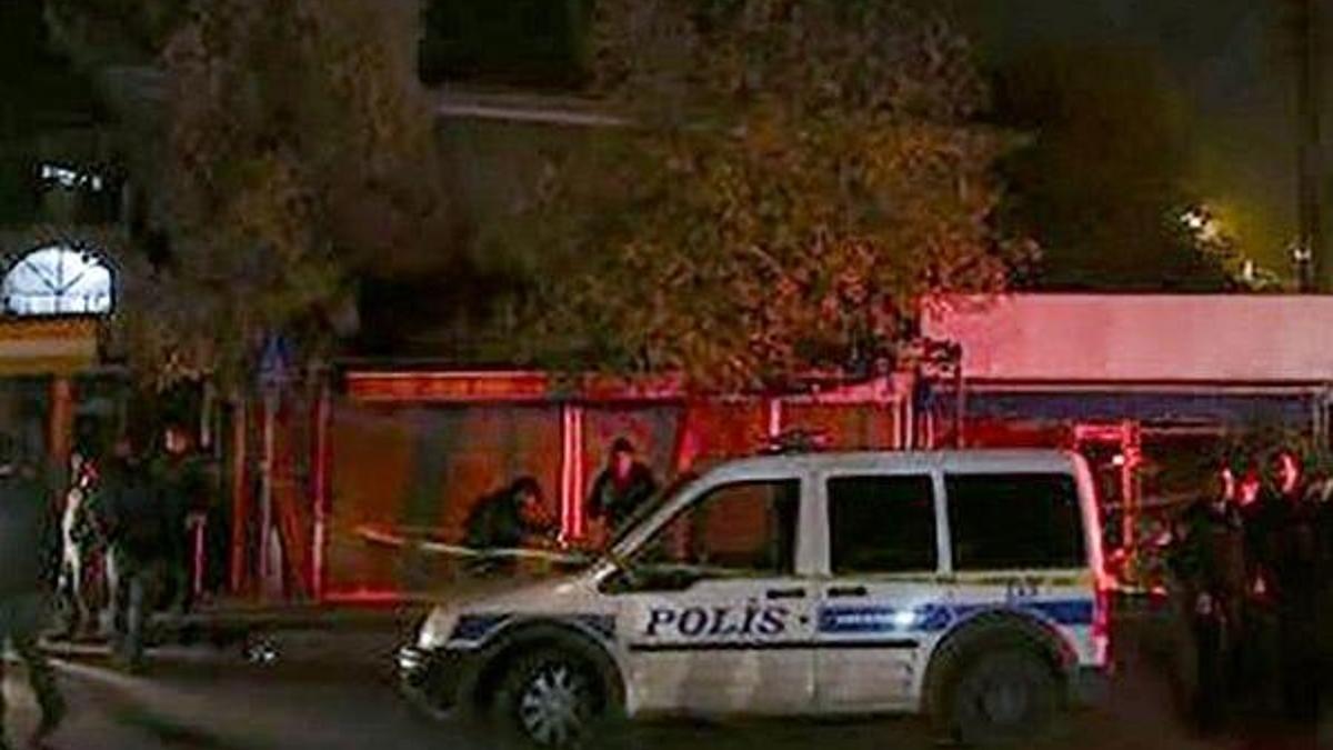 Küçükçekmece'de polis aracına silahlı saldırı!