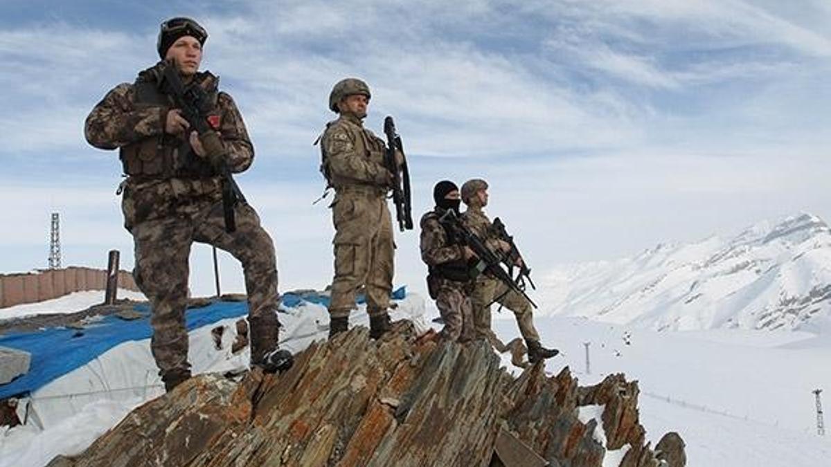Mehmetçik, Hakkari dağlarında teröristlere korku salıyor!
