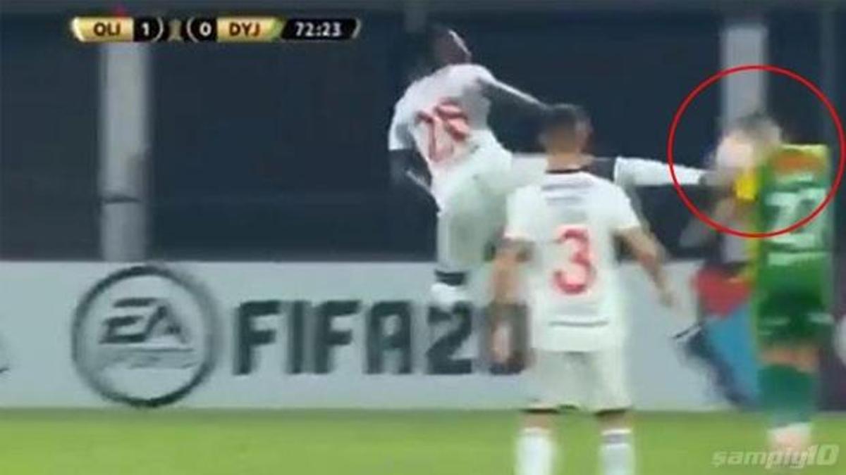 Adebayor'dan insanlık dışı faul! Karate...