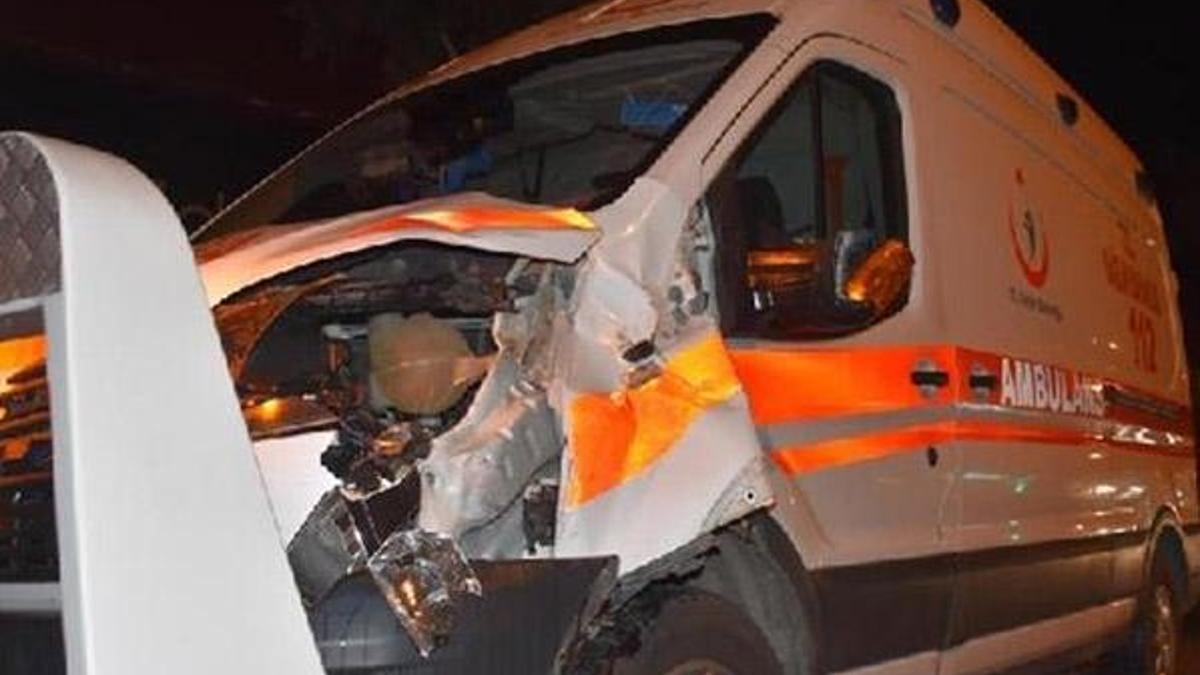 Ambulans yayalara çarptı! Ölüler var!