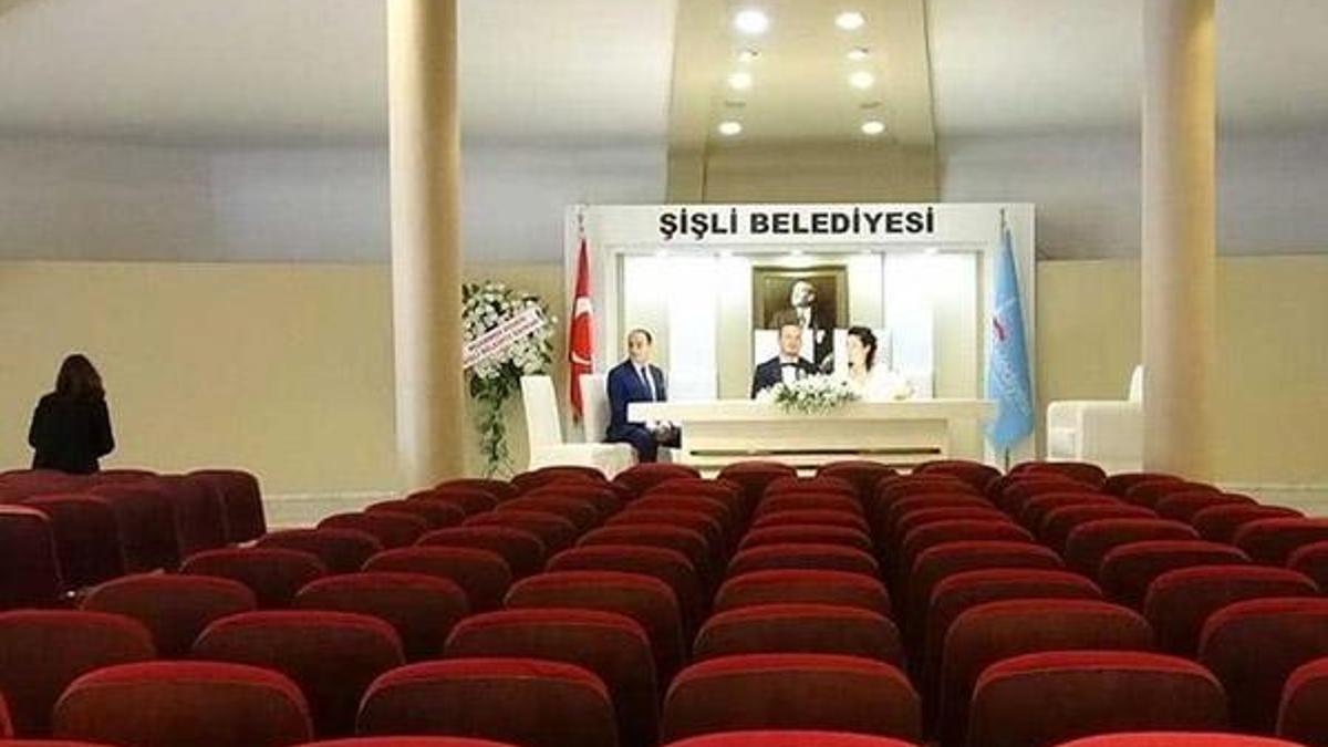 Virüs korkusuyla nikahı camın arkasından izlediler