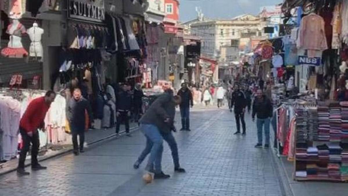 Mahmutpaşa boş kaldı, esnaf top oynadı