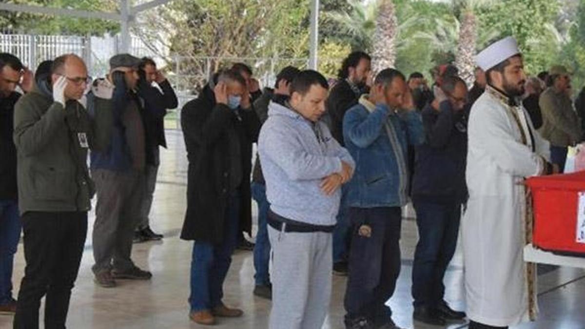 Cenaze namazında 'sosyal mesafe kuralı' uygulandı