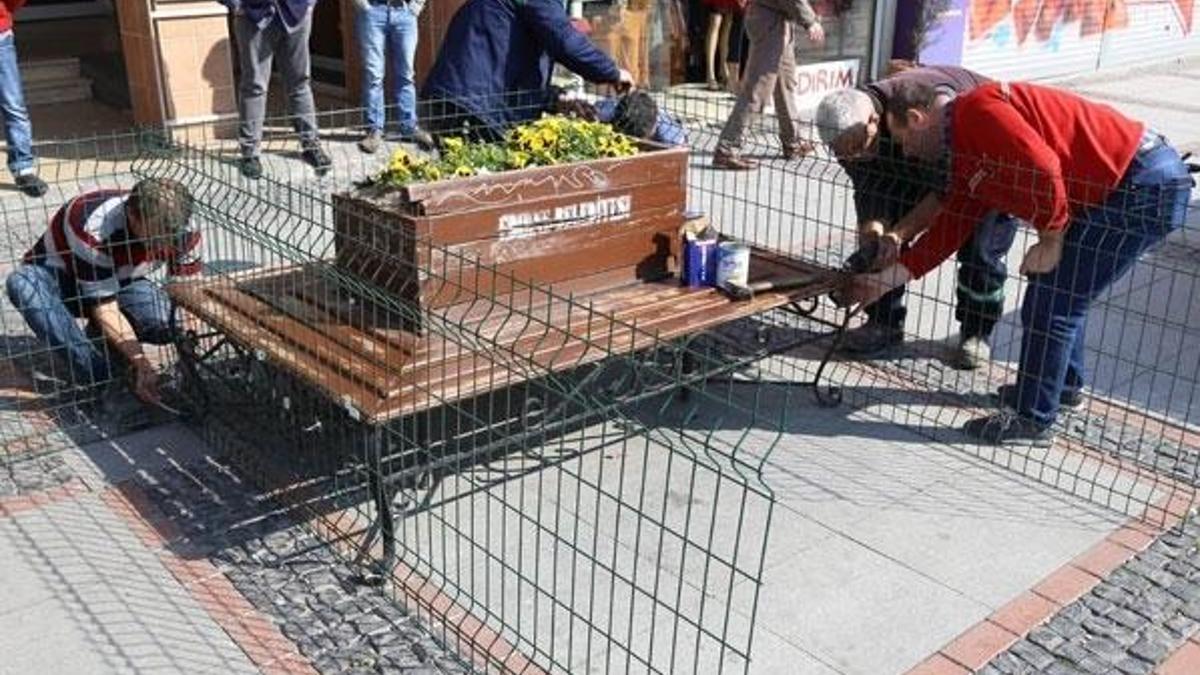 Yaşlılar "evinde kal" çağrısına uymayınca banklı çiçekliklere de tel örgü çekildi