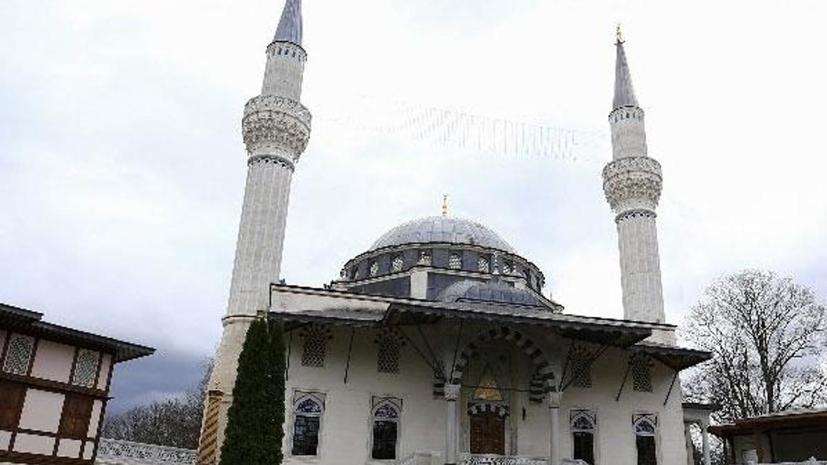 Avrupa'daki bazı camilerde ezan okunmaya başladı