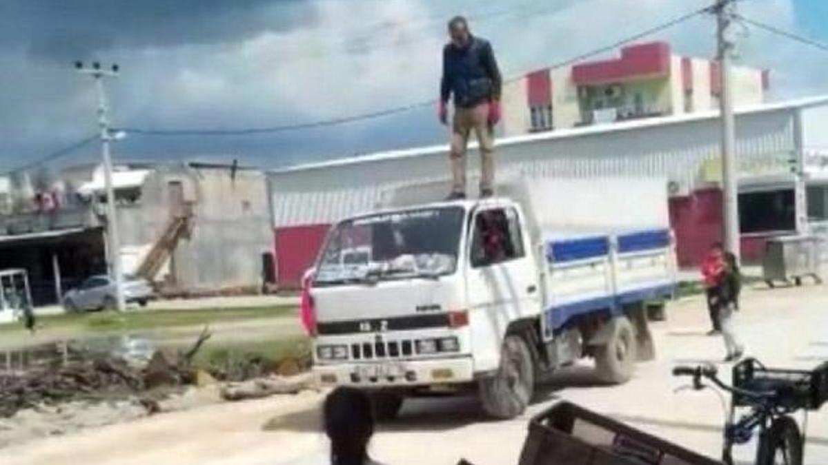 Seyir halindeki kamyoneti kullanmayı bırakıp üstüne çıktı