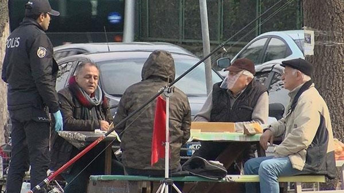 Pes dedirtten görüntü! Sahilde okey oynadılar