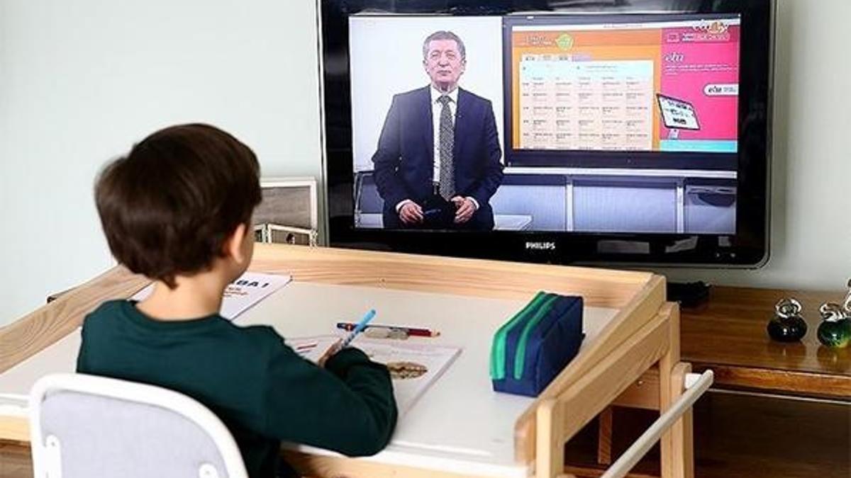 Uzaktan eğitim bugün başladı! İlk dersi Bakan Selçuk verdi