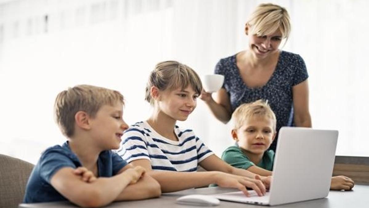 EBA ilkokul 4. Sınıf ders saati kaçta? EBA online (eba.gov.tr) ya da TRT EBA TV’den dersler nasıl takip edilecek? Derslerin telafileri var mı, saat kaçta?