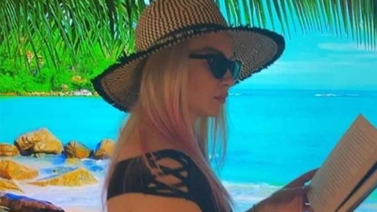 Ece Seçkin tatili evine getirdi!