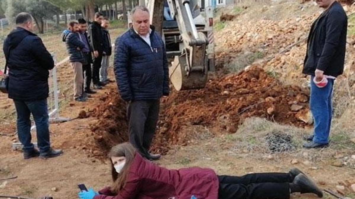 Kadın profesör, BİYOM Merkezi arazisindeki çalışmayı durdurmak için kepçenin önüne yattı