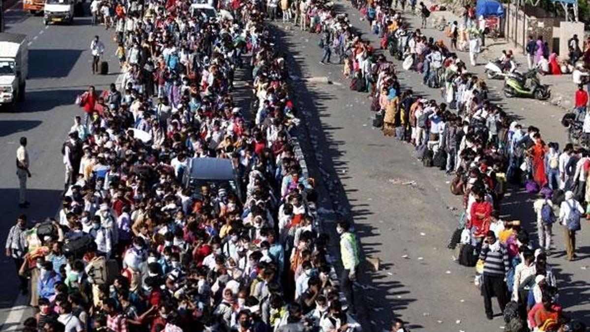 Hindistan'da binlerce kişinin terminalde bir arada beklemesi endişeye yol açtı