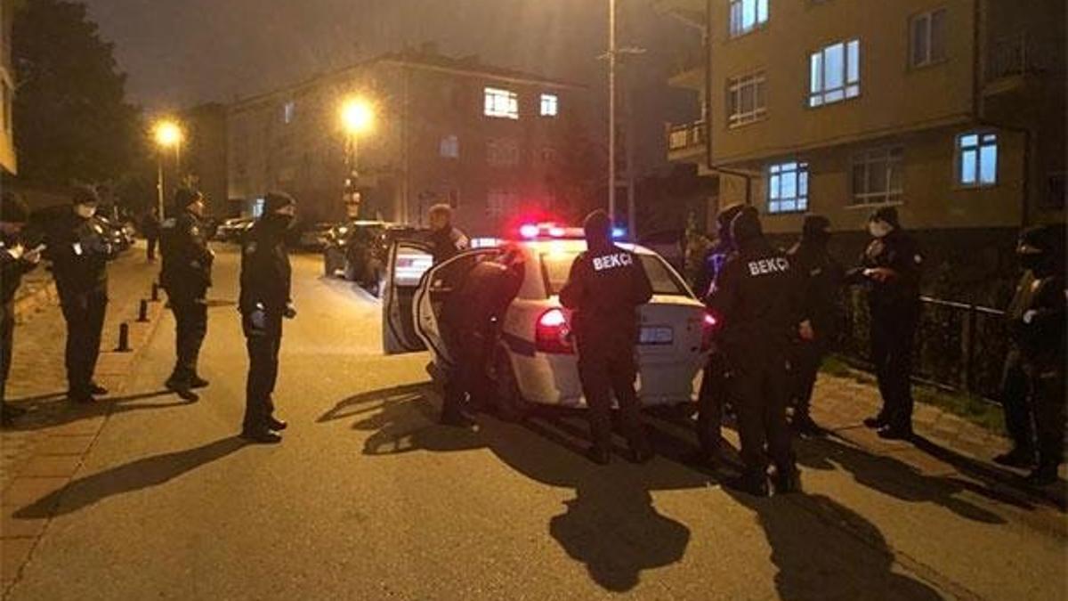 Corona  virüs salgınına aldırmayan kişiler kaçak kıraathanede basıldı