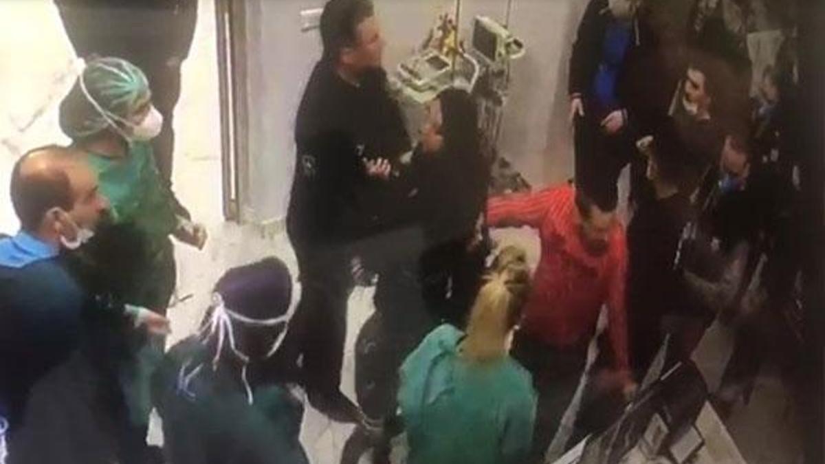 Görüntüler ortaya çıktı! Doktora saldırdılar