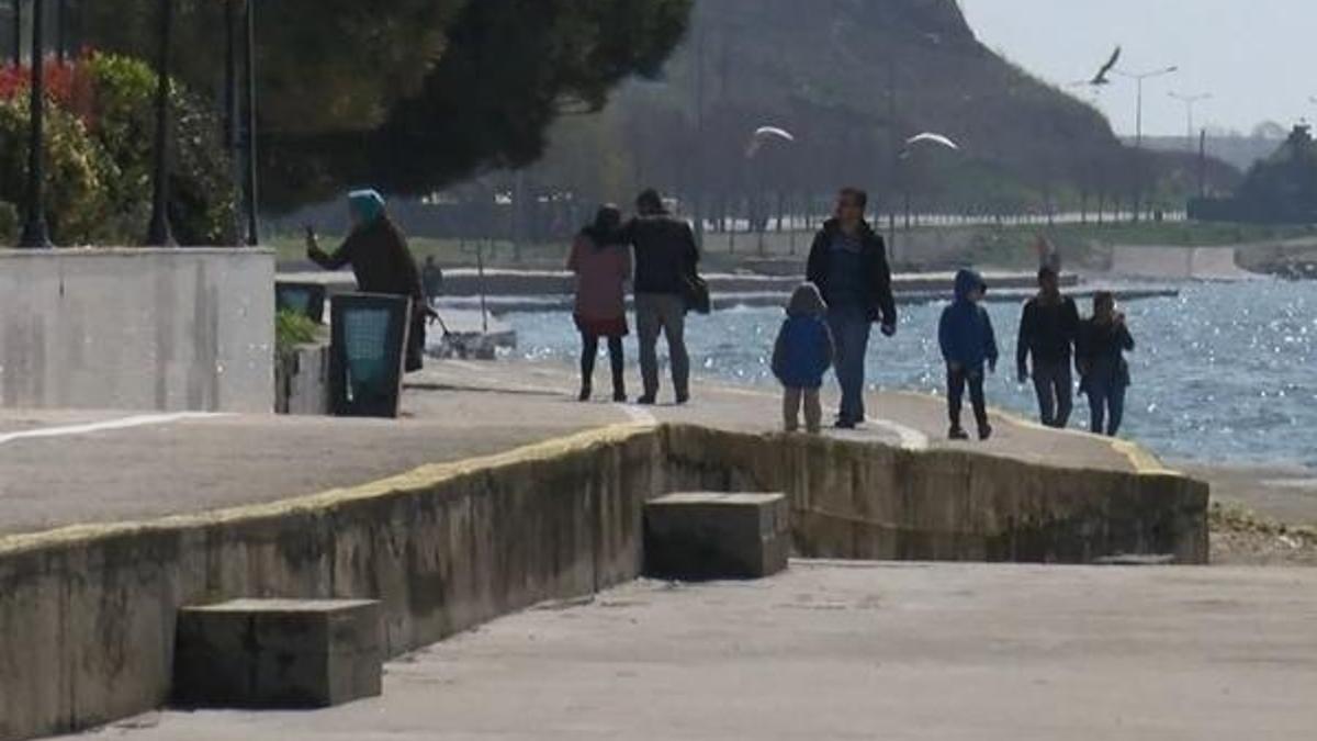 Büyükçekmece'deki bu görüntü pes dedirtti! Barikatları kaldırıp geçtiler