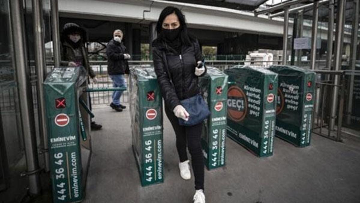 İBB toplu taşıma saatlerinin değiştiğini duyurdu! Hafta sonu toplu taşıma saatleri belli oldu! İşte sokağa çıkma yasağında İETT seferleri...
