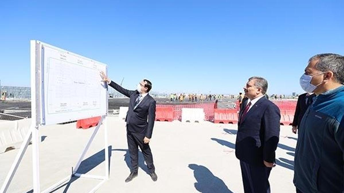 Sağlık Bakanı Koca yapımı süren hastaneleri inceledi