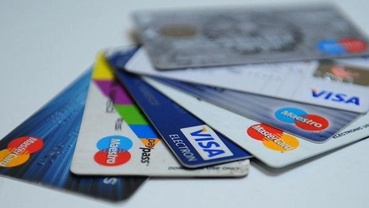 Kredi kartı borcu erteleyen bankalar hangileri? Kredi kartların asgari ödemesi kaça düştü? Corona nedeniyle kredi kartı asgari ödeme oranı değişti mi?