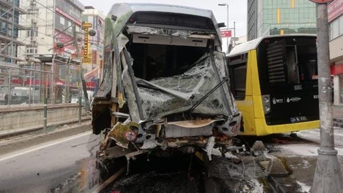 İstanbul'da tramvay otobüse çarptı! Yaralılar var