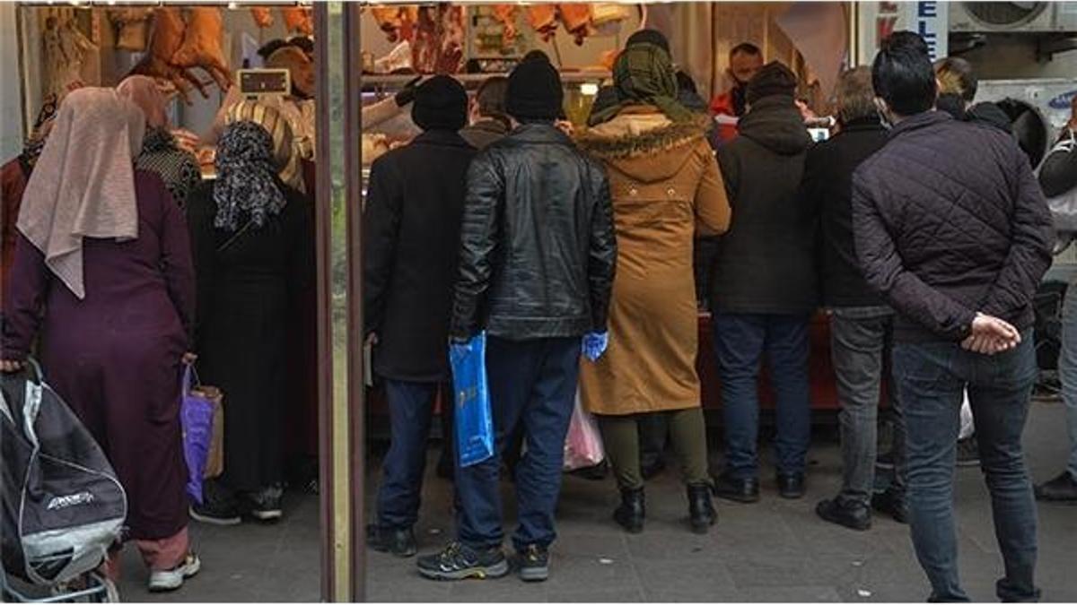 Fatih'te sosyal mesafesiz ramazan alışverişi