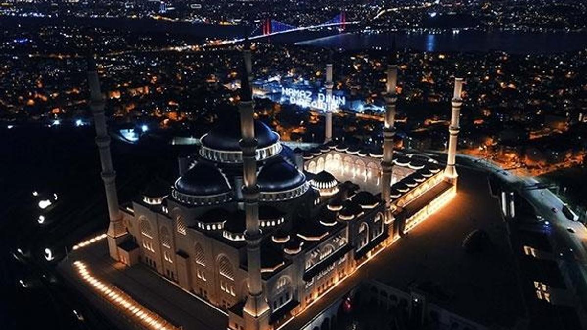 Çamlıca Camisi'nin Ramazan mahyası havadan görüntülendi