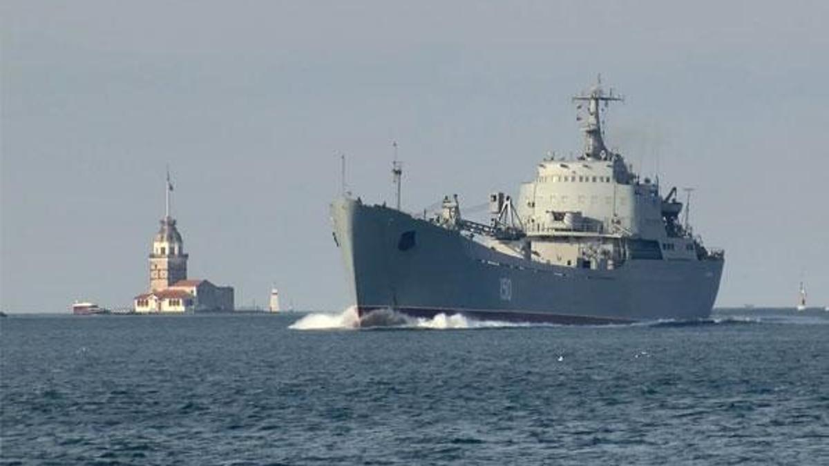 Rus savaş gemisi Saratov İstanbul Boğazı'ndan geçti