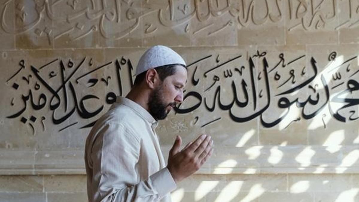 Teravih namazı en az kaç rekattır? Teravih evde kılınır mı? Ne zaman başlıyor, yatsı namazından önce mi, sonra mı?