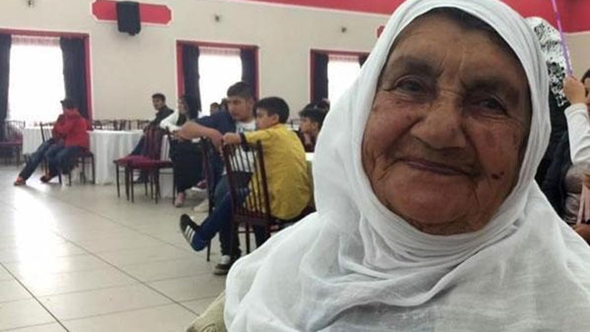 90 yaşındaki kadın 10 günde corona virüsü yendi, alkışlarla taburcu oldu