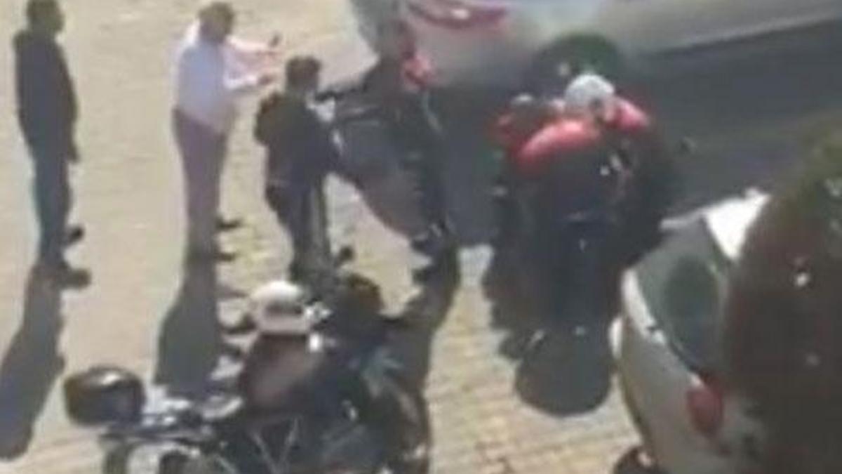 Site yöneticisine ters kelepçe takan polislere inceleme