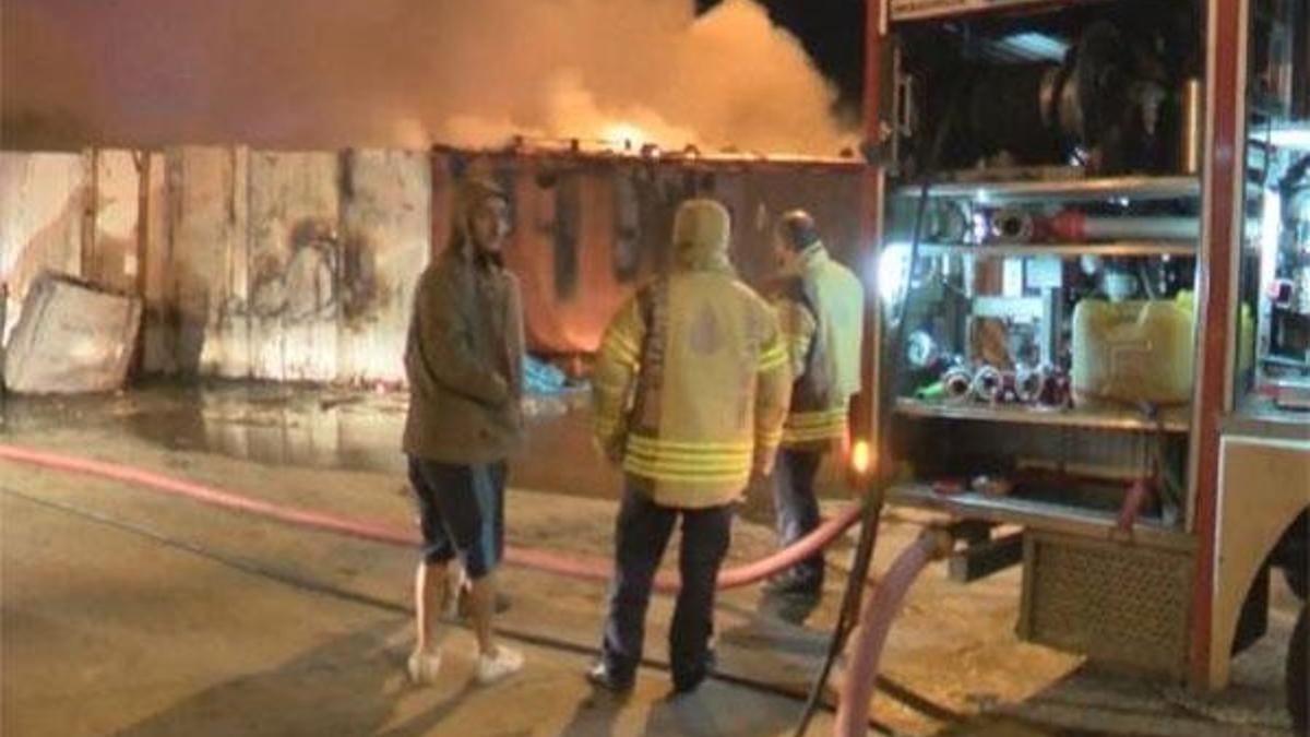 Ümraniye'de hurdalık alanda yangın çıktı