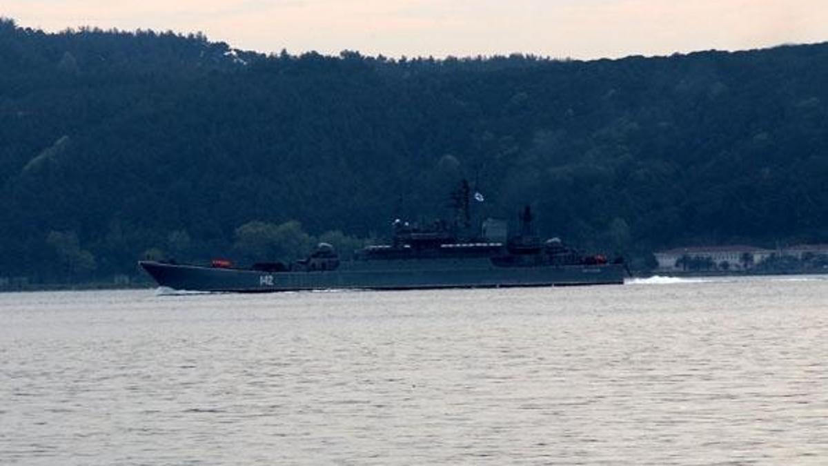 Rus savaş gemisi İstanbul Boğazı'ndan geçti