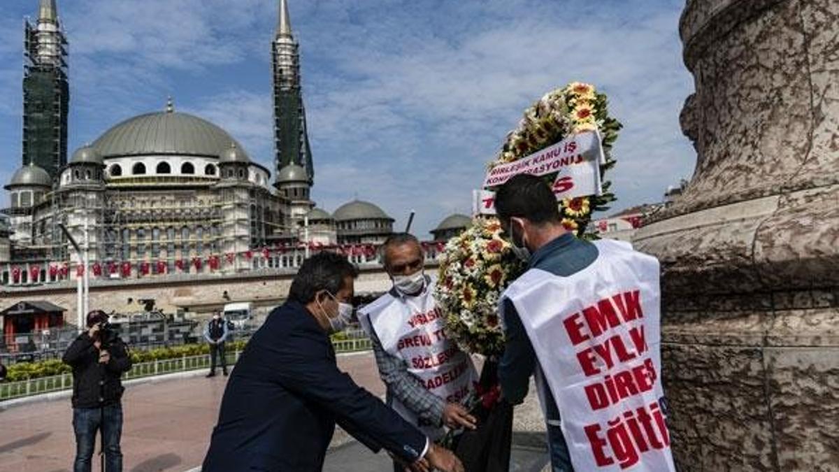 Sendikalar Taksim Cumhuriyet Anıtı'na çelenk bıraktı