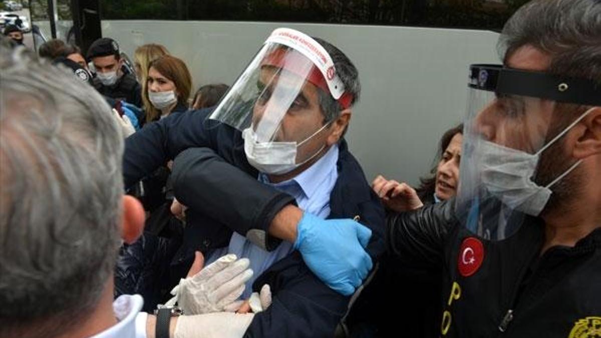 DİSK önünden Taksim'e yürümek isteyen gruba gözaltı