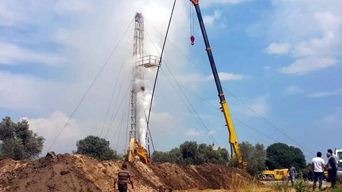 Aydın'da sondaj çalışması sırasında sıcak su patlaması!