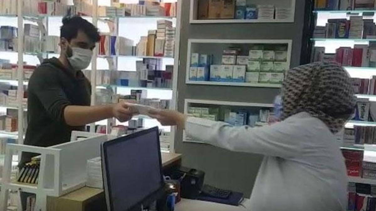 Eczaneler 40 milyon ücretsiz maske dağıttı
