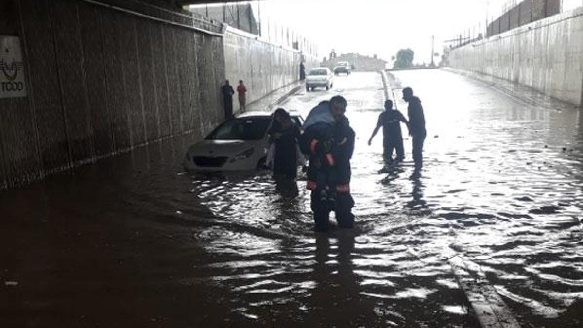 Sağanak nedeniyle su dolan alt geçitte mahsur kalan anne ve çocukları kurtarıldı