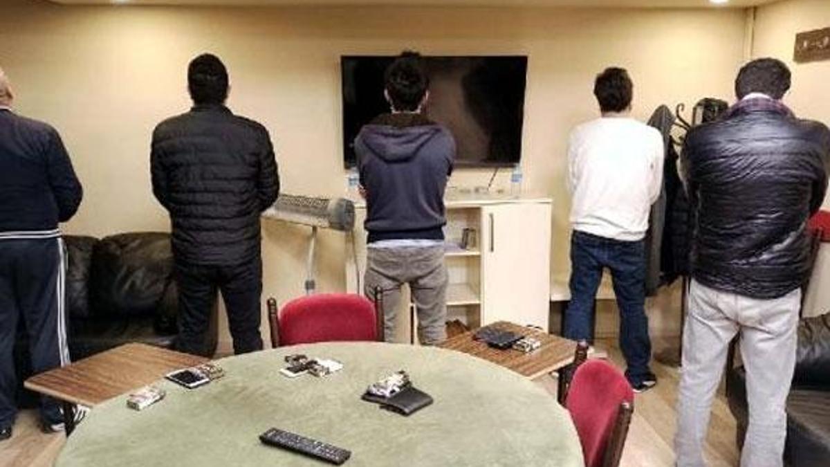 Kaçak kıraathaneye baskın; 8 kişiye 25 bin TL ceza