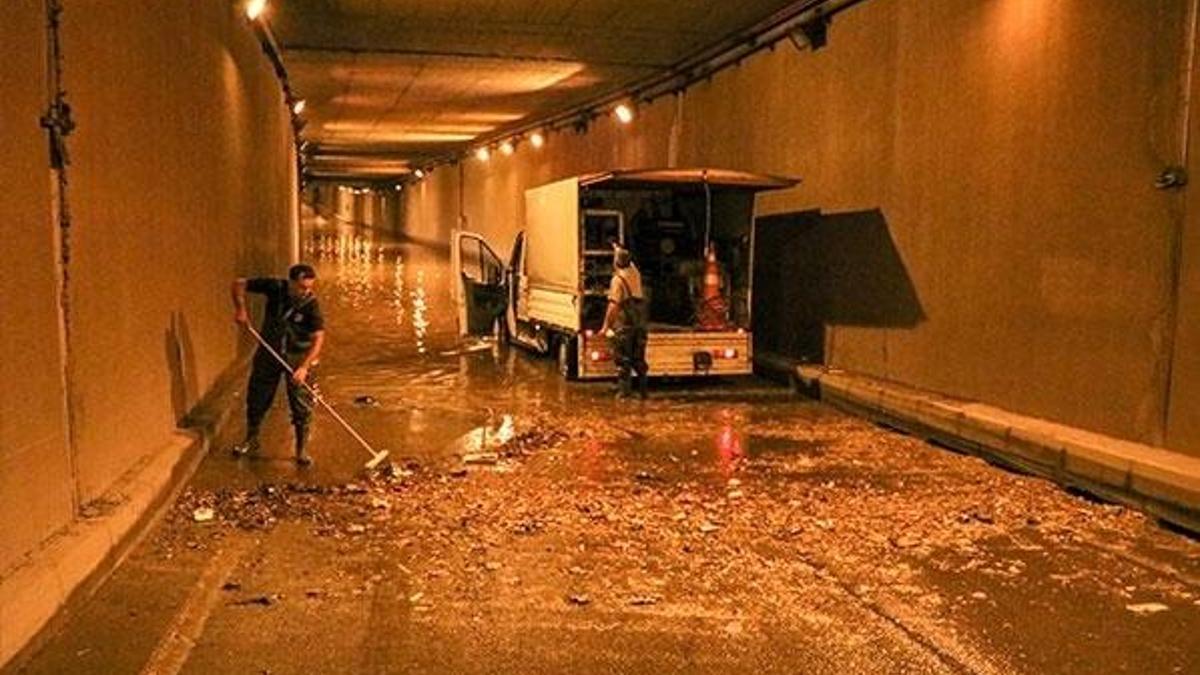 Atılan çöpler giderleri tıkadı, altgeçidi su bastı