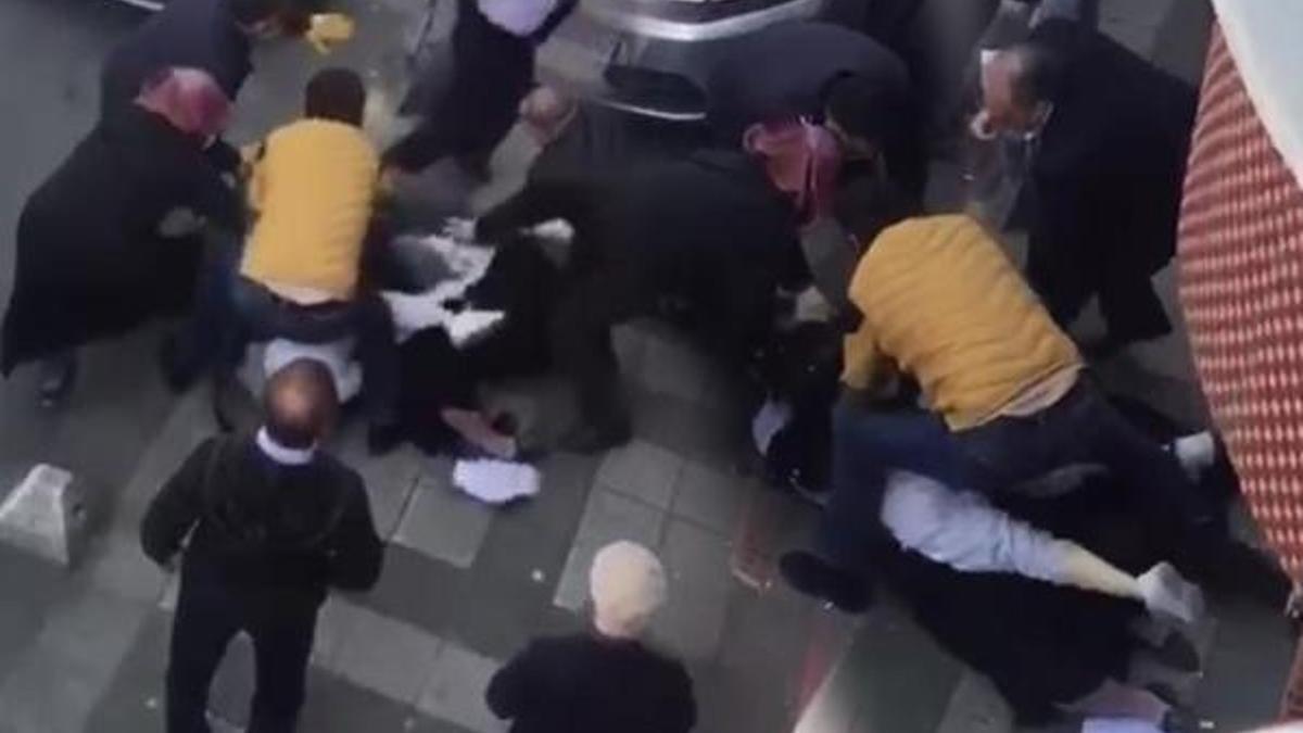İstanbul'da kadınlar sokak ortasında saç saça birbirlerine girdi!