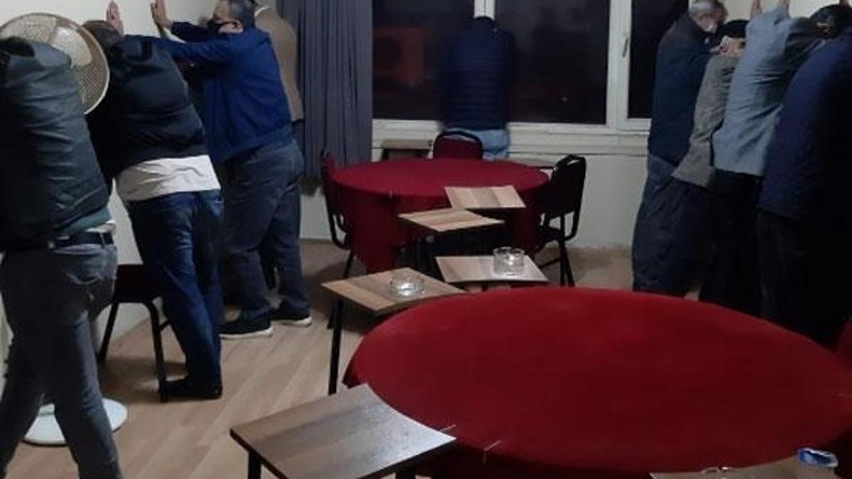 Polisten kaçan kumar şüphelisi ağaçta yakalandı